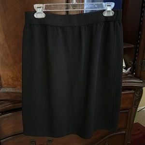 St. John beautiful black pencil skirt 22 inches long size 10